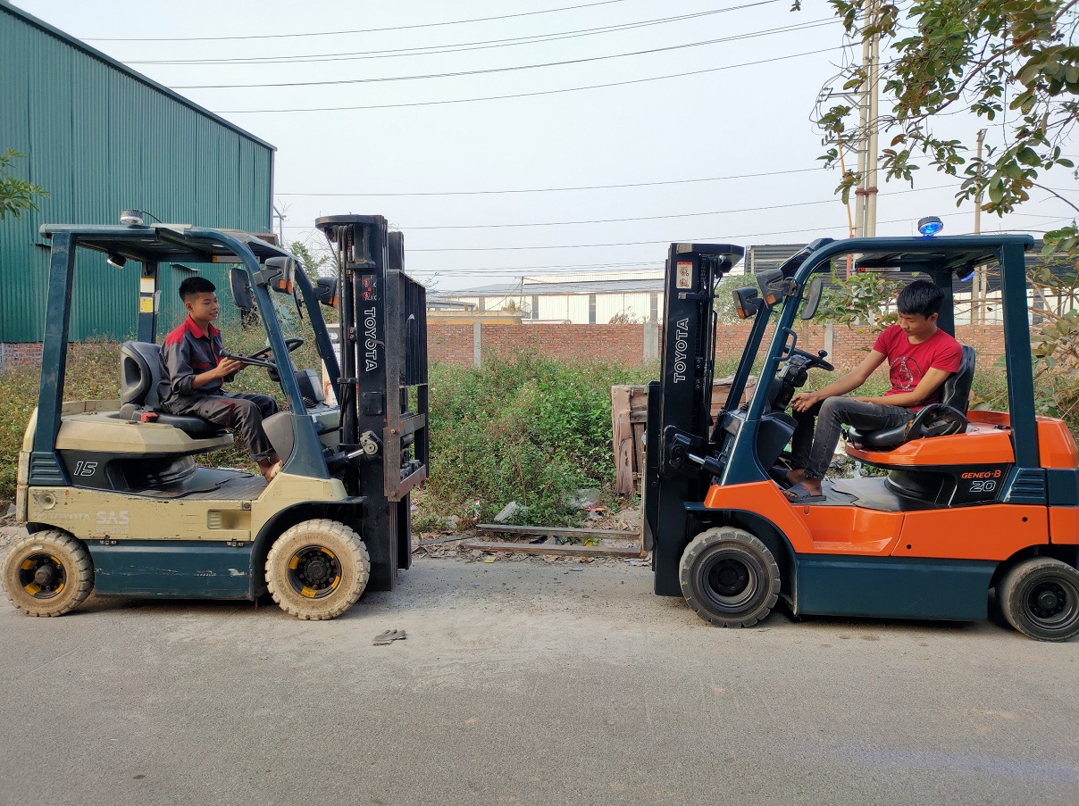 Xe nâng điện ngồi lái - Công Ty TNHH Thiết Bị Công Nghiệp Kengo Việt Nam